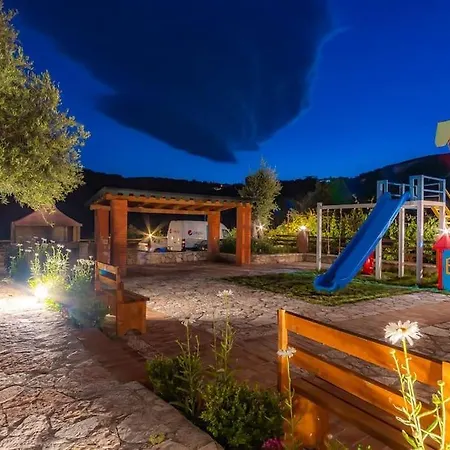 Luxury 2 - Goro W Pool, Parking And